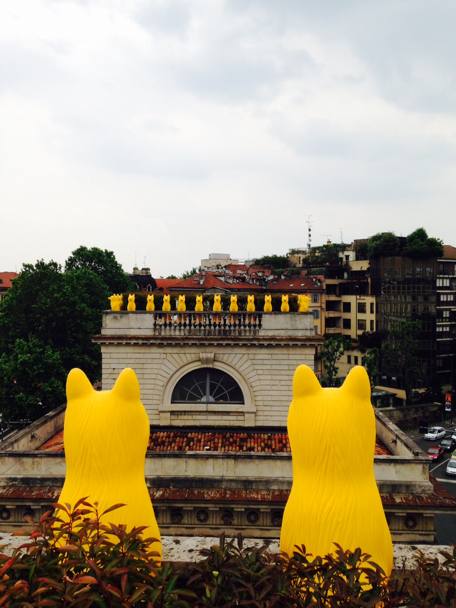 Installazione del collettivo Cracking Art sui caselli daziari di porta Venezia: Lupi gialli a guardia di Expo (Omnimilano)